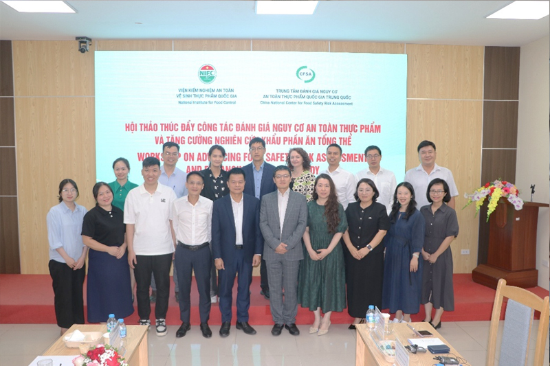 Các-đại-biểu-tham-dự-hội-thảo-chụp-ảnh-lưu -niệm.jpg